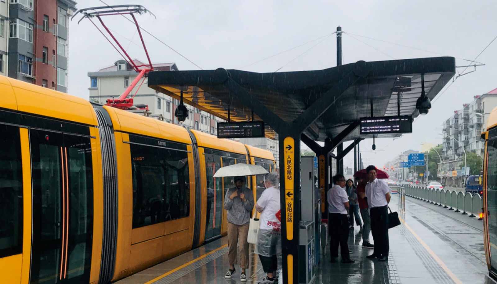 কেন ট্রামের চাকা 'অদৃশ্য'? লো-ফ্লোর ট্রামের মূল প্রযুক্তি উন্মোচন